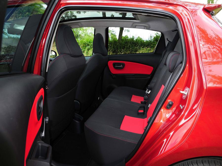  Toyota Yaris 5-Door 2014 года  (UK) (фото 17 из 38)